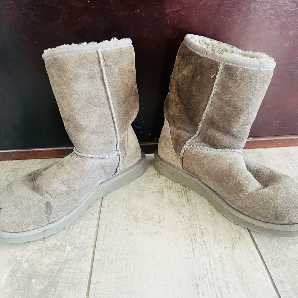 Women’s Mid Uggs - Picture 3 of 4